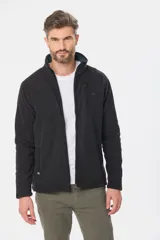 Campera polar de abrigo con cuello alto, cierre frontal y bolsillos laterales. Presenta detalles de marca en el cuello y en la manga.