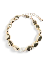Pulsera de eslabones irregulares con acabado metálico dorado y una cuenta central de perla blanca. Incluye cadena de alargue con cierre de mosquetón.