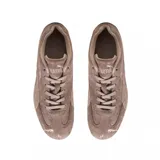 Championes Puma modelo Speedcat Faded Chrome, con diseño de perfil bajo inspirado en el automovilismo. Presentan un acabado desgastado en tonos rosados y marrones, con la icónica franja lateral de Puma y suela de goma delgada.