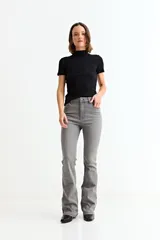 Jean de corte oxford y tiro medio, color gris, con cierre y botón frontal, y bolsillos laterales y traseros.