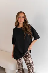 Remerón negro de manga corta, corte holgado y tejido de punto acanalado.