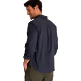 Camisa de hombre Caterpillar, modelo Foundation Convertible, color azul oscuro. De manga larga convertible, con bolsillo en el pecho y logo de la marca. Confeccionada en popelina.