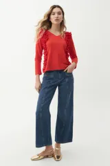 Remera color rojo con escote en V y volados laterales.