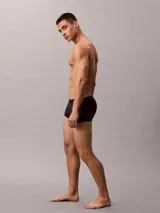 Pack de tres bóxers tipo trunk de talle bajo, confeccionados en algodón elástico. Presentan cintura elástica con el logo de la marca estampado.