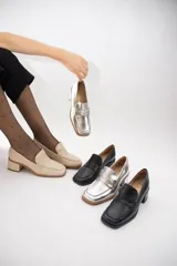 Mocasines clásicos de cuero color negro, con detalle de antifaz y tacón bloque.