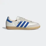 Championes Adidas Samba OG de diseño clásico, con parte superior de cuero blanco, superposiciones de gamuza gris claro en la puntera y el área de los cordones, y las icónicas tres rayas en azul vibrante. Presenta un detalle de tejido acanalado azul en el talón y suela de goma color caramelo.