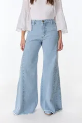 Pantalón de pierna ancha con acabado brillante, confeccionado en lino. Presenta un diseño de tiro medio con cierre de botón y cremallera, bolsillos traseros y etiqueta de marca en la cintura.