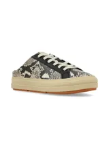 Zuecos de mujer tipo zapatilla destalonada con diseño de estampado de piel de serpiente en tonos grises y blancos, detalles de cuero negro en el ojalado, cordones frontales blancos, suela de goma plataforma en tono tostado y base de goma marrón.