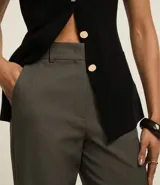Pantalón de corte recto confeccionado en tejido de sastrería, con cintura estructurada y diseño clásico. Presenta un acabado limpio y versátil, ideal para combinar en diversos estilos.