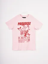 Remera de algodón color rosado con estampa frontal en color rojo que incluye la frase 'Paradise Forever', ilustraciones botánicas y mariposas.