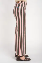 Jean flare de tiro alto con diseño de rayas verticales en tonos rosado, marrón y verde, bolsillos clásicos y botamanga sin dobladillo.