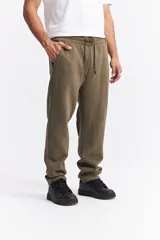 Pantalón de jogging color beige, confeccionado en algodón y poliéster, con cintura elástica y cordón ajustable. Diseño clásico sin puño en los tobillos.