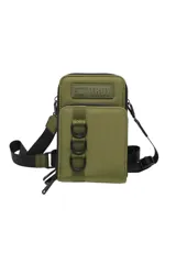 Bandolera color verde militar con correa ajustable negra, cierre de cremallera y apliques metálicos.