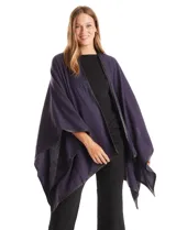 Ruana de tejido suave color azul oscuro, con vivos de ecocuero negro en los bordes.