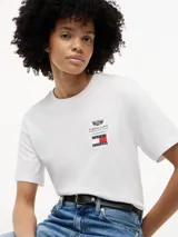 Remera de corte regular confeccionada en puro algodón, con cuello redondo acanalado. Presenta un diseño minimalista con el logo de la colaboración entre Tommy Hilfiger y Cadillac Formula 1 Team estampado en el pecho.