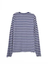 Remera de manga larga con diseño de rayas horizontales en tonos marrón chocolate y blanco, confeccionada en tejido de punto con cuello redondo.
