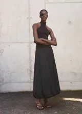 Top de punto fino color negro, con diseño entallado, sin mangas y cuello halter.