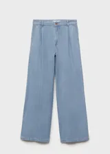 Pantalon wide leg de denim suave, color azul claro, con tiro medio, cierre frontal de cremallera y botón, detalle de pinzas y bolsillos laterales.