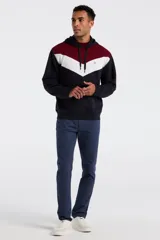 Hoodie de corte regular con diseño de bloques de color en azul marino, blanco y bordó. Presenta capucha con cordones ajustables, bolsillo tipo canguro frontal y logo bordado de Original Penguin en el pecho.