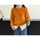 Buzo de punto blanco de manga larga con diseño trenzado y cuello redondo.
