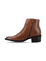 Botín de cuero napa color suela, con diseño de inspiración tex, caña corta y taco cuadrado de madera.