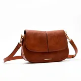 Cartera bandolera de diseño compacto con solapa frontal, confeccionada en material sintético con acabado texturizado. Cuenta con correa larga ajustable y herrajes metálicos dorados.