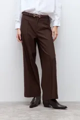 Pantalón culotte color negro, de corte ancho y largo hasta el tobillo.