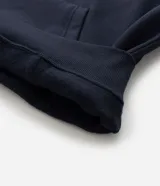 Buzo cerrado con capucha de corte relajado, color azul marino. Presenta estampa lettering en color blanco con efecto desgastado en la espalda y mangas. Incluye bolsillo tipo canguro y puños ajustados.