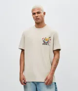 Remera de algodón color beige con cuello redondo y mangas cortas, con estampa en la espalda del personaje Tom de Tom y Jerry junto con la frase "I've been thinking about you" y corazones.