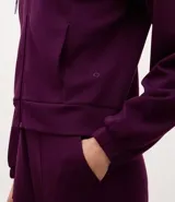 Campera deportiva de corte regular confeccionada en modal, con cierre frontal por cremallera, capucha con cordón ajustable, mangas largas con puños elásticos y bolsillos laterales.