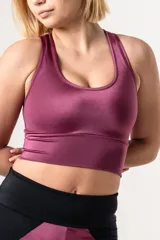 Top deportivo de color azul francia, con escote redondo y breteles anchos. Presenta un diseño de faja ancha en la parte inferior para mayor sujeción y ajuste al cuerpo.
