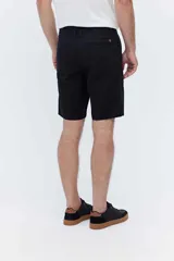 Bermuda chino de corte clásico color negro, con cintura fija y bolsillos delanteros y traseros.