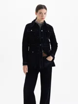 Chaqueta de denim velvet color azul oscuro, con estructura entallada, cuello camisero, cierre frontal con botones y cuatro bolsillos frontales con tapa.