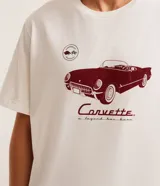 Remera de algodón blanca de corte comfort, con cuello redondo, mangas cortas y estampa frontal de un carro Corvette de Chevrolet en color bordó.