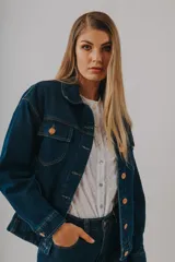 Campera bomber de denim azul oscuro con bolsillos frontales con solapa y botones metálicos grabados.