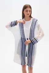 Saco largo de acrílico tejido a crochet, con diseño de rayas horizontales en tonos blanco, azul y negro.