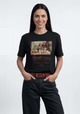 Remera de algodón color negro, de corte clásico y manga corta, con estampa frontal que presenta una pintura de bodegón y texto decorativo en tonos rojizos.