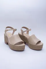 Sandalias color beige con plataforma forrada en cuerda y capellada en cuero.
