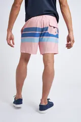 Short de baño con cintura elástica y cordón ajustable, confeccionado en tela ligera de secado rápido. Presenta un estampado botánico integral en tonos amarillos, blancos y azules, con dos bolsillos delanteros y uno posterior.