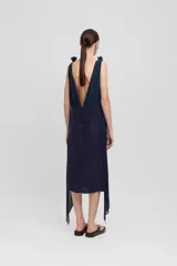 Vestido midi azul marino de cupro con escote en pico profundo y tirantes de crepe en contraste.