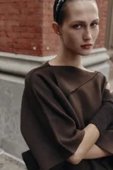 Jersey de punto de corte holgado con cuello solapa asimétrico y mangas anchas por debajo del codo.