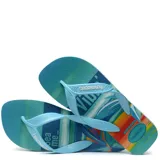 Sandalias tipo ojotas Havaianas con diseño estampado de playa y atardecer. Presentan tiras anchas en color celeste con el logo de la marca en relieve.