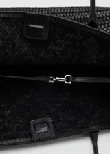 Bolso grande de diseño trenzado en color negro, con asas cortas para hombro y cierre de botón magnético.