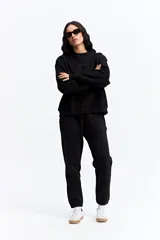 Buzo de algodón color crema, con cuello redondo, mangas largas y calce relajado. Presenta el logo de la marca bordado en el centro del pecho.