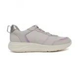 Championes de estilo deportivo Hush Puppies, confeccionados en una combinación de cuero y poliéster en tonos gris claro con detalles en lila. Presentan un diseño ergonómico con suela de goma blanca, sistema de ajuste con cordones elásticos y tecnología de amortiguación para mayor confort.