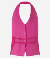 Chaleco fucsia de bengalina con escote halter, espalda descubierta y tiras finas ajustables.