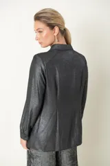 Camisa gris acerado con brillo, de manga larga y botones ocultos.