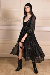 Kimono largo de crepé negro con bordados plateados, mangas largas y diseño abierto. Incluye cinturón fino con borlas.