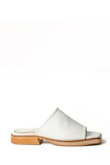 Zueco Eris de cuero blanco, con diseño destalonado, puntera cuadrada y tacón plano de madera.