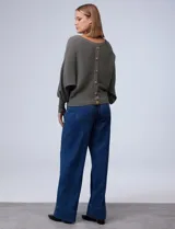 Buzo marca Cupio de tejido acanalado color azul. Tiene mangas largas estilo dolman y aplique de botones en la espalda.